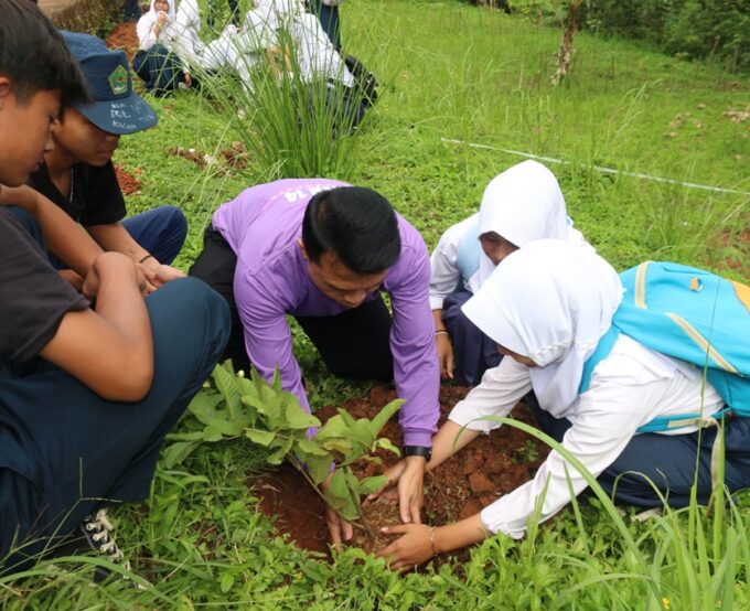 Kelulusan Kelas IX MTs Negeri 14 Tasikmalaya Diwarnai Penanaman Pohon, Wujud Nyata Ekoteologi Madrasah
